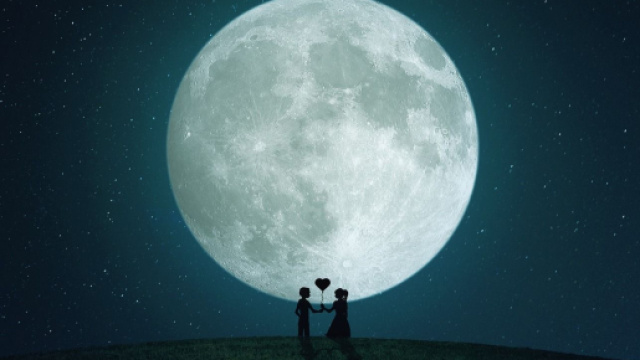 Luna piena con coppia e cuore - &copy; Pixabay.