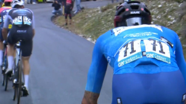 Filippo Ganna sulla salita di Frontignano - &copy; Screenshot Eurosport