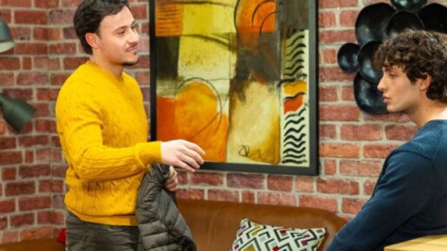 In foto Vinicio e l'amico misterioso a Un posto al sole &copy; Rai