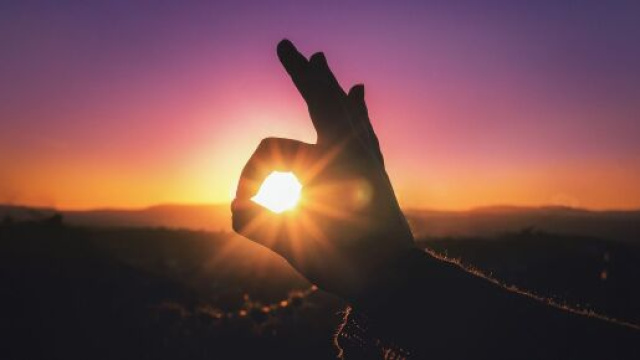 Sole al tramonto e giochi di dita - &copy; Pixbay.