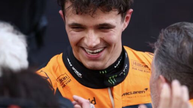 Lando Norris festeggia la vittoria del GP d'Australia 2025, il suo primo trionfo stagionale con la McLaren. &copy; Screenshot sito F1.