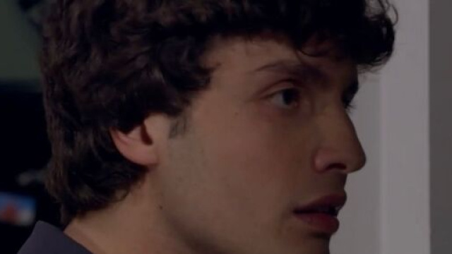 Vinicio che incontra una figura ignota &copy; Un posto al sole