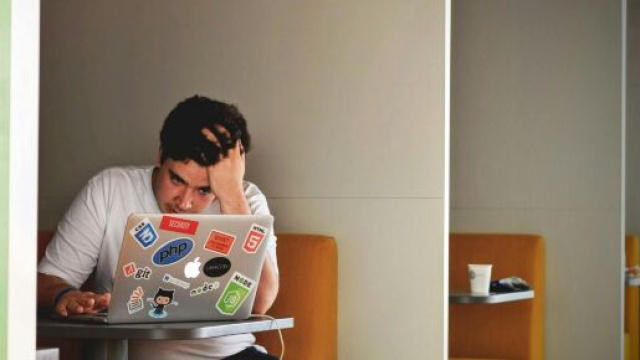 Giovane alla ricerca di lavoro &copy; pexels.com