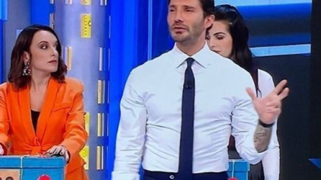 Stefano De Martino ad Affari Tuoi &copy; screenshot Rai 1.