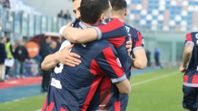 Un momento di esultanza dei calciatori del Crotone - &copy; Facebook / FcCrotone