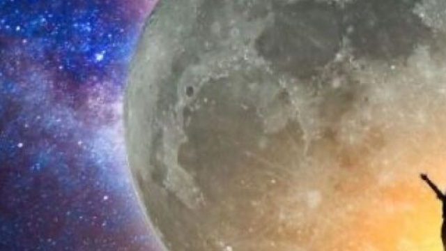 Donna che guarda la luna &copy; Pixabay