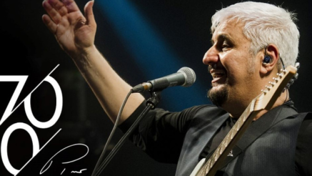 Pino Daniele durante un concerto immagine di repertorio