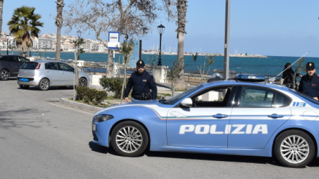 Nella foto una volante della polizia - Foto Profilo &copy; Facebook Questura di Crotone.