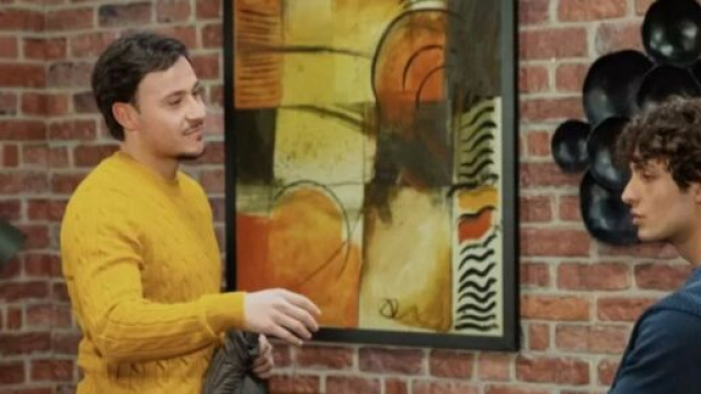 A destra di profilo Gianluca Spagnoli, l'attore che interpreta Vinicio - Foto &copy; Un posto al sole