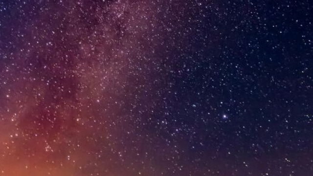 Cielo stellato con sfumature arancioni - &copy; Pexels.