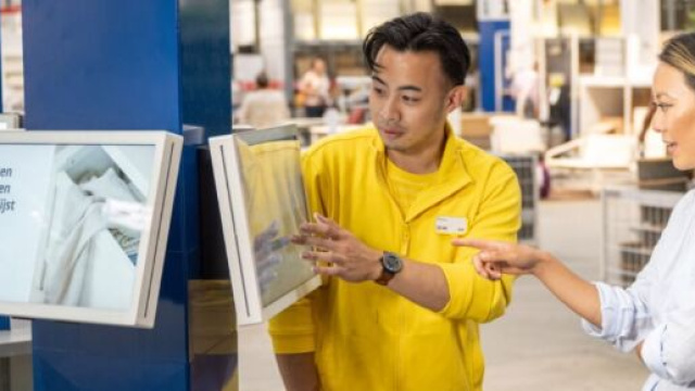 Un commerciale Ikea al lavoro. &copy; Immagine Ikea.