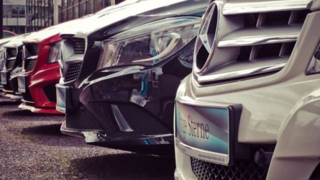Una schiera di automobili - Foto &copy; Pexels