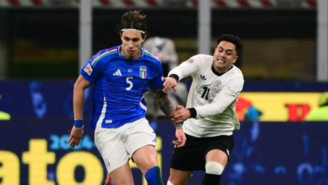 Un'azione di gioco durante Italia-Germania a San Siro: Calafiori protegge il pallone dall'attacco avversario. &copy; Screenshot Rai 1