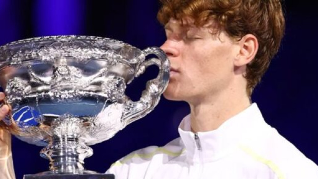 Jannik Sinner con la coppa dell'Australian Open &copy; Instagram
