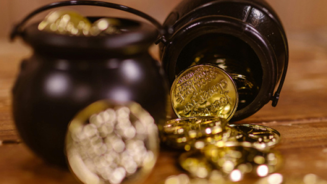 Due ciotole con delle monete d'oro &copy; Immagine di Pexels