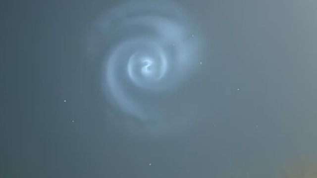 Insolita spirale luminosa nei cieli del nord &copy; prealpina.it