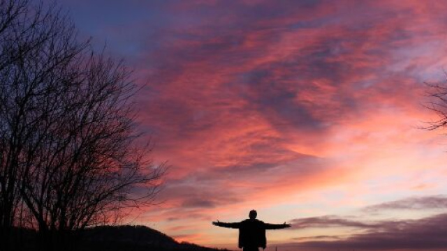 Tramonto nella natura con figura maschile &copy; Pixabay