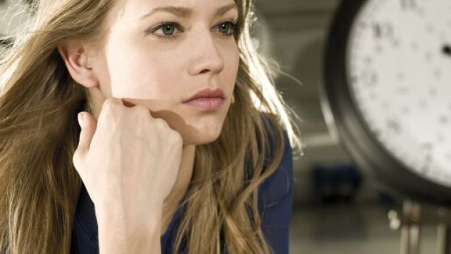 Donna pensante con l'orologio del tempo che scorre - &copy; Pixabay.