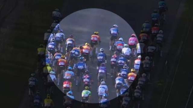 Ciclismo, il contatto tra Milan e Kristoff - &copy; Screenshot Eurosport