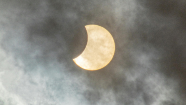 Eclissi solare parziale con nuvole - &copy; Pexels