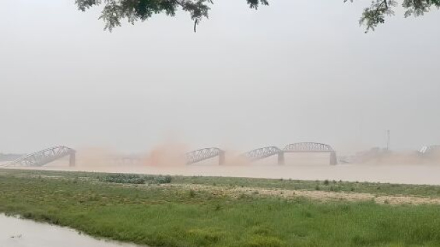 Crollo dell'iconico Ava Bridge di Mandalay &copy; X