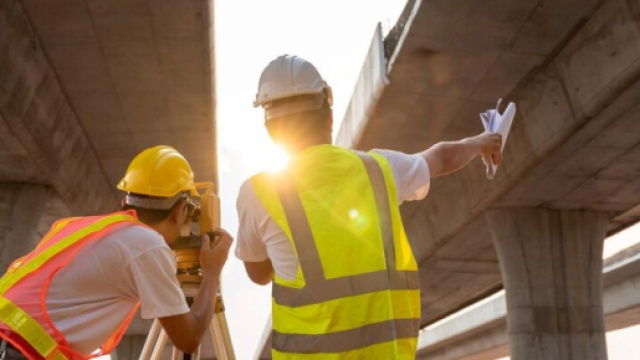 Ispettori in un cantiere stradale - &copy; Freepik