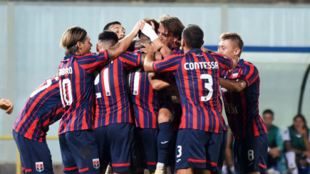 La squadra si esulta dopo il gol in Taranto-Latina &copy; sito Taranto FC
