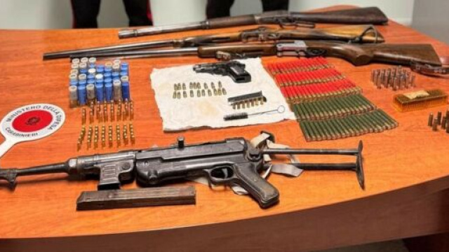 Le armi rinvenute dai Carabinieri a Isola di Capo Rizzuto - &copy; Carabinieri di Crotone