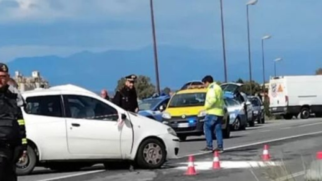 Macchina incidentata sulla Statale 106 &copy; Facebook / Basta Vittime Sulla Strada Statale 106