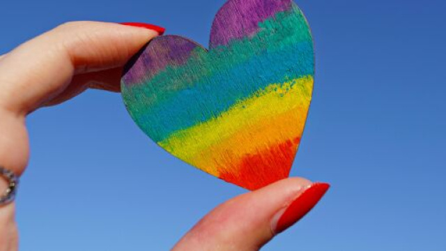 Un cuore arcobaleno nelle mani di una ragazza &copy; Pexels