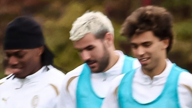 Leao con Felix e Theo durante un allenamento &copy; profilo Facebook AcMilan