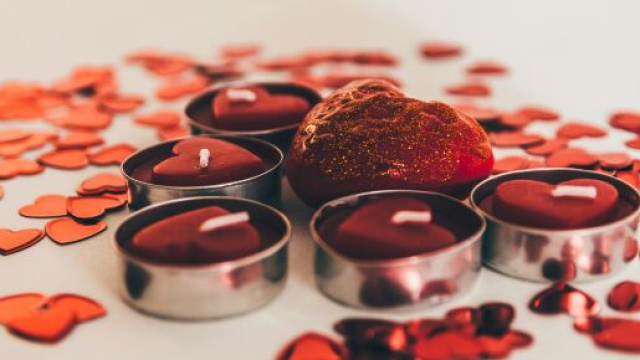 Delle candele rosse a forma di cuore &copy; Pexels