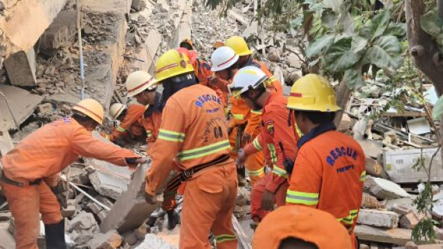 Soccorritori tra le macerie provocate dal terremoto in Myanmar &copy; X.com Account di Irrawady (Burmese)