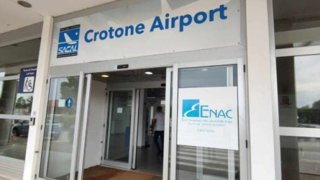 L'ingresso dell'aeroporto di Crotone - &copy; Francesco Trabassi.