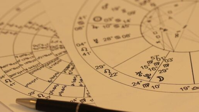 Penna e simboli dei segni zodiacali. Foto da &copy;Pixabay
