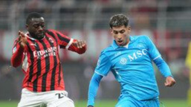 Un'azione di gioco di Napoli- Milan &copy; screenshot Dazn