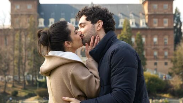Niko (Luca Turco) bacia Manuela (Gina Amarante) &copy; Un Posto al Sole Rai