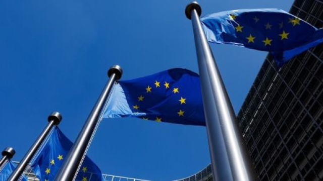 Bandiere davanti al Berlaymont building, sede della Commissione Europea a Bruxelles. &copy;Christophe Licoppe / Shutterstock