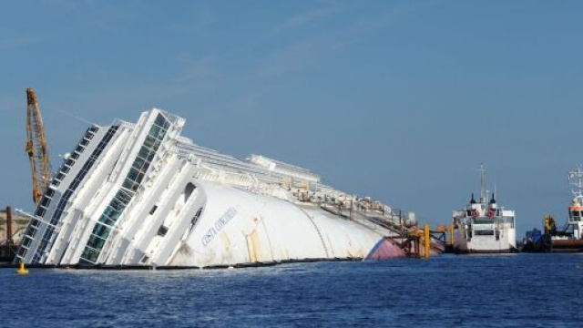 Il relitto della Costa Concordia incagliata all'Isola del Giglio, 23 Giugno 2013. &copy;Shutterstock
