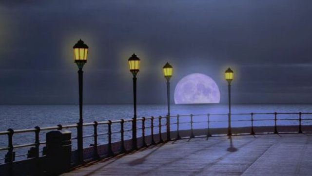 Pontile illuminato dai lampioni e dalla luna - &copy; Pixabay.
