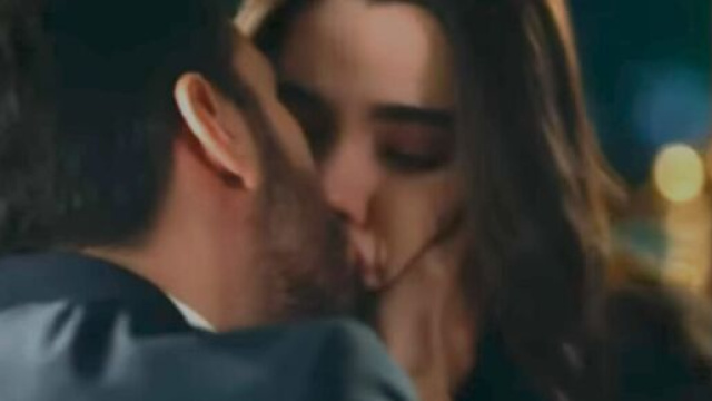 Behram e Oylum mentre si baciano &copy; Tradimento