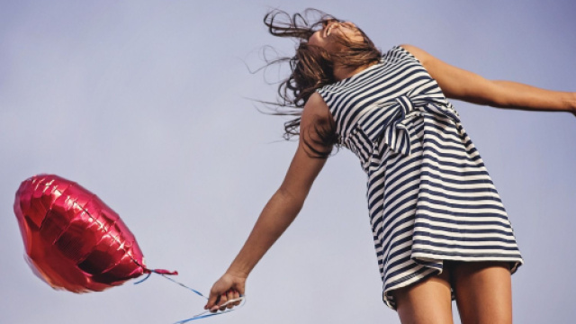 Donna felice con palloncino a cuore rosso - &copy; Pixabay.