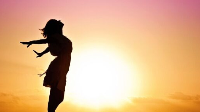 Figura femminile con mare e sole al tramonto - &copy; Pixabay
