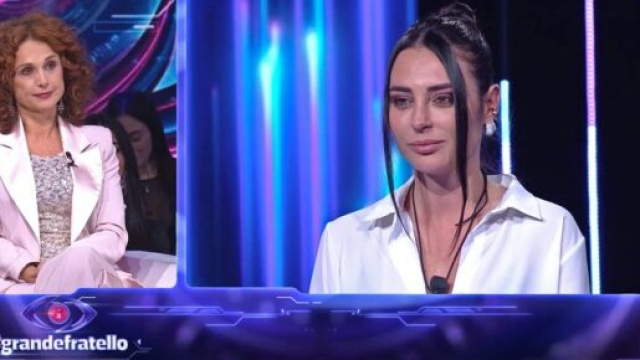 MariaVittoria Minghetti e Beatrice Luzzi durante il confronto nella puntata del Grande Fratello. &copy; Screenshot Mediaset Infinity