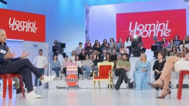 Sabrina e Giuseppe durante una puntata di Uomini e donne - Screenshot &copy; Mediaset