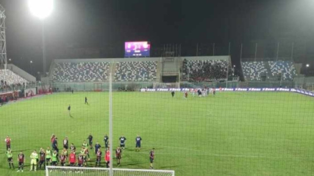 Calciatori del Crotone sotto il settore della Curva Sud - &copy; Francesco Trabassi