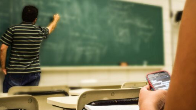 Insegnante alla lavagna a scuola &copy; Pexels