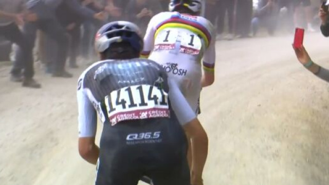 Tadej Pogačar e Tom Pidcock alla Strade Bianche - &copy; Screenshot Eurosport.