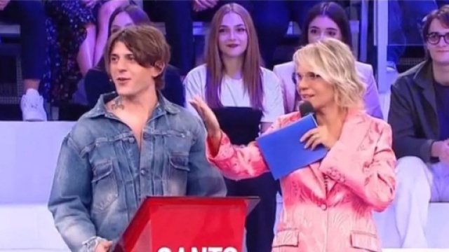 Rkomi e Maria De Filippi durante il pomeridiano di Amici &copy; Mediaset.