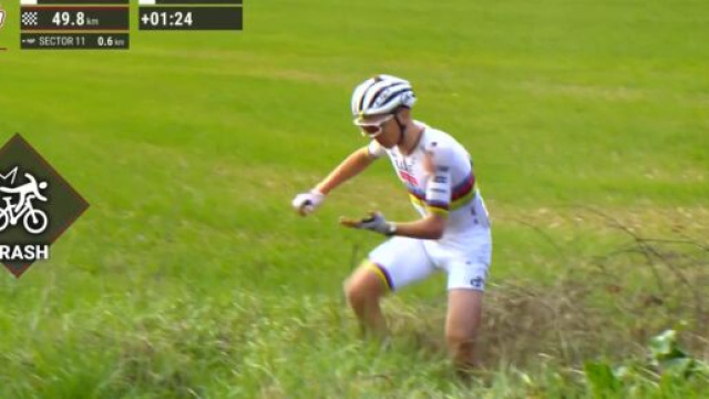 Tadej Pogačar, la caduta alla Strade Bianche - &copy; Screenshot Eurosport.